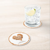 Ein Baby ist die Kaffeemaschine. Runder Pappuntersetzer (Vor Ort)