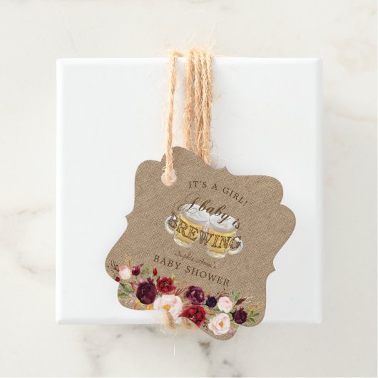 Ein Baby ist eine blühende Burlap-Baby-Dusche Geschenkanhänger (Beispiel)