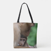 Ein Baby-Macaque und es sind Mutter Tasche (Rückseite)