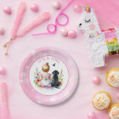 Ein Baby Mädchen und ihr Welpe | Es ist ein Mädche Pappteller (Party)