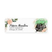 Ein Baby trägt das Halloween-Babyduschetikett (Vorne)