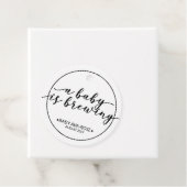 Ein Baby wird ein schwarz-weißes Babyduschangebot Geschenkanhänger (Beispiel)