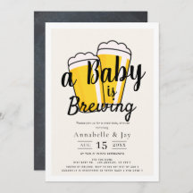 Ein Baby wird eine Babydusche mit Bier-Co-Babydusc