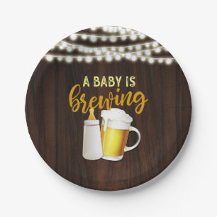 Ein Baby wird Papierplatte brauen Pappteller