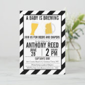 Ein Baby wird Windel und Bierbrauen Party Einladun Einladung (Stehend Vorderseite)