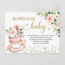 Ein Baby züchtet Tee-Party-Bücher für die Babykart