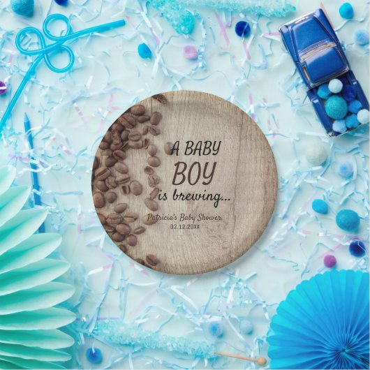 Ein Babyboy hält eine rustikale Kaffeemaschine auf Pappteller (Party)