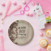 Ein Babyboy hält eine rustikale Kaffeemaschine auf Pappteller (Party)