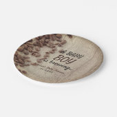 Ein Babyboy hält eine rustikale Kaffeemaschine auf Pappteller (Schrägansicht)