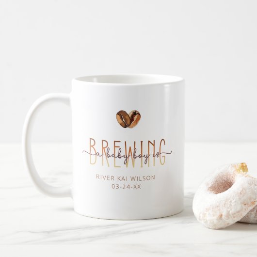 Ein Babyjunge gebräunt eine Kaffeemaschine. Kaffeetasse (Mit Donut)