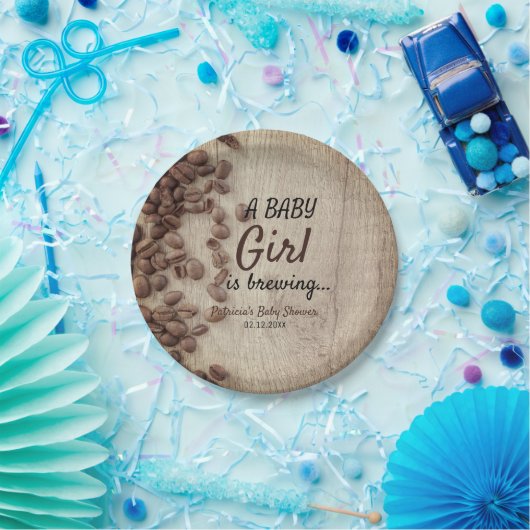 Ein Babymädchen brütet eine rustikale Kaffeemaschi Pappteller (Party)