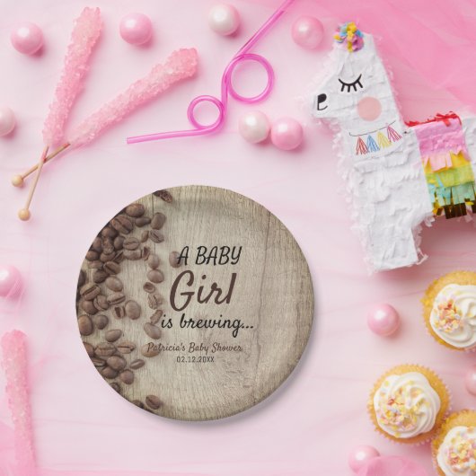 Ein Babymädchen brütet eine rustikale Kaffeemaschi Pappteller (Party)