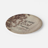 Ein Babymädchen brütet eine rustikale Kaffeemaschi Pappteller (Schrägansicht)