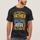 Ein Badass-Single ist eine Mama T-Shirt (Vorderseite)