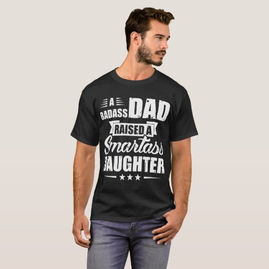 ein badass Vati hob eine Klugscheißertochter an T-Shirt (Vorne ganz)