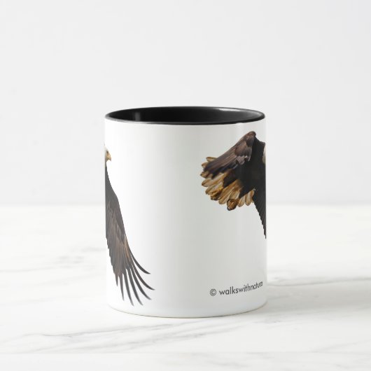 Ein Bald-Adler geht zum Himmel Tasse (Zentrum)