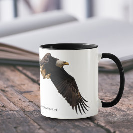 Ein Bald-Adler geht zum Himmel Tasse