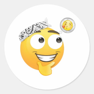 Ein Bandana-tragendes Emoji, das von Küssen träumt Runder Aufkleber