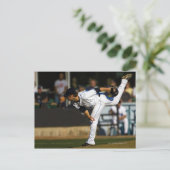 Ein Baseball, der den Ball wirft Postkarte (Stehend Vorderseite)