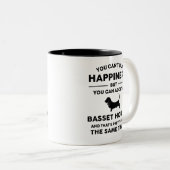 Ein Basset Hound Happy adoptiert Zweifarbige Tasse (VorderseiteRechts)