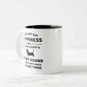 Ein Basset Hound Happy adoptiert Zweifarbige Tasse (Vorderseite Links)