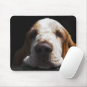 Ein Basset Hound ruht sich den Kopf Mousepad (Mit Mouse)