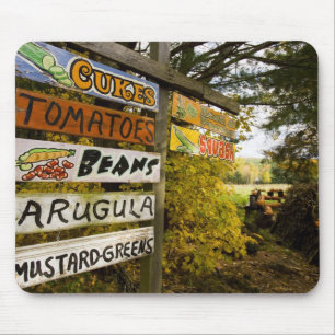 Ein Bauernhofstand in Holderness, New Hampshire. Mousepad