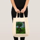 Ein Baum auf einem Hügel Tragetasche (Vorderseite (Produkt))
