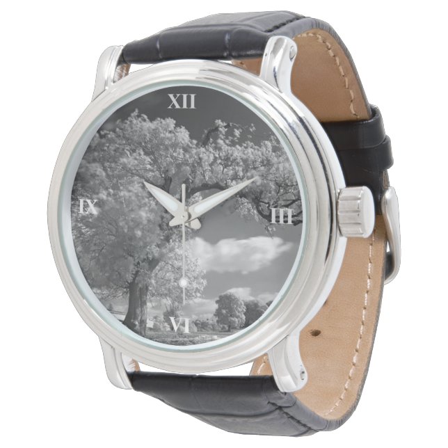 Ein Baum bläst im Wind Armbanduhr (Schrägansicht)