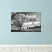 Ein Baum bläst im Wind Leinwanddruck (Insitu (Holzboden))