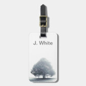 Ein Baum im Nebel Gepäckanhänger (Vorderseite vertikal)