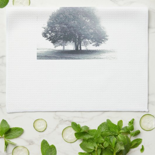 Ein Baum im Nebel Geschirrtuch (Gefaltet)