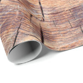 Ein Baum im Schnitt. Holz im Wald. Textur Geschenkpapier (Rolleneckpunkt)