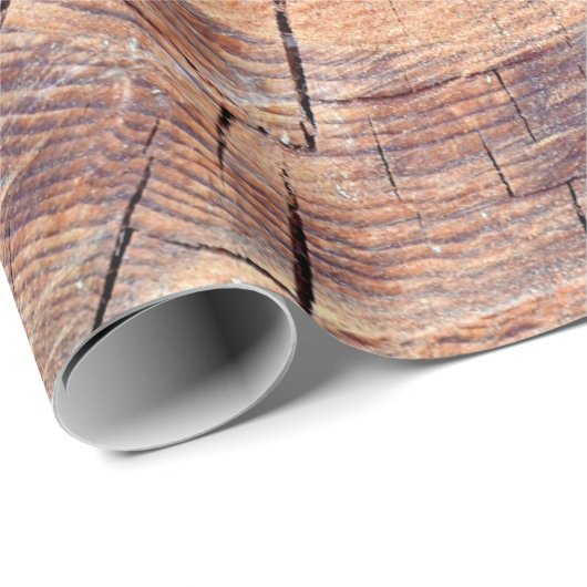 Ein Baum im Schnitt. Holz im Wald. Textur Geschenkpapier (Rolleneckpunkt)