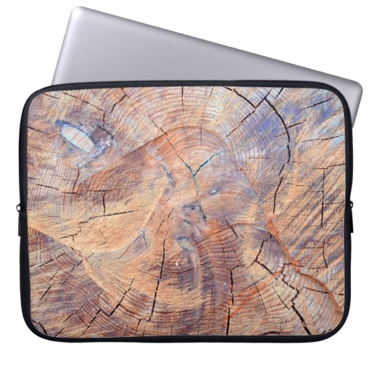 Ein Baum im Schnitt. Holz im Wald. Textur Laptopschutzhülle (Vorderseite)