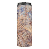 Ein Baum im Schnitt. Holz im Wald. Textur Thermosbecher (Rückseite)