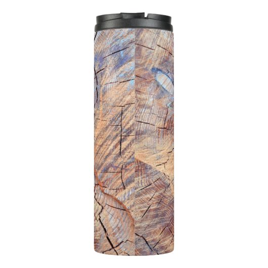 Ein Baum im Schnitt. Holz im Wald. Textur Thermosbecher (Rückseite)