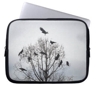 Ein Baum, in dem viele Krähen Erholung haben Laptopschutzhülle