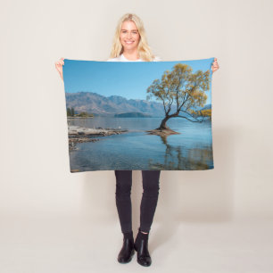 Ein Baum in einem See Fleecedecke