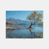 Ein Baum in einem See Fleecedecke (Vorderseite (Horizontal))