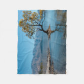 Ein Baum in einem See Fleecedecke (Vorderseite)