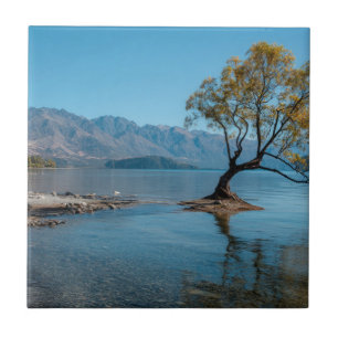 Ein Baum in einem See Fliese