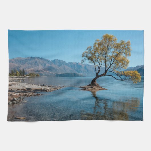 Ein Baum in einem See Geschirrtuch (Horizontal)