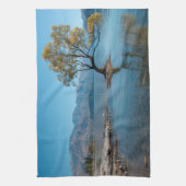 Ein Baum in einem See Geschirrtuch (Vertikal)