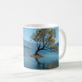 Ein Baum in einem See Kaffeetasse (VorderseiteRechts)