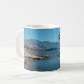 Ein Baum in einem See Kaffeetasse (Vorderseite Links)