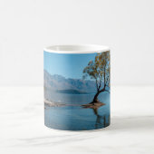 Ein Baum in einem See Kaffeetasse (Mittel)