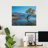 Ein Baum in einem See Poster (Heimbüro)