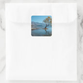 Ein Baum in einem See Quadratischer Aufkleber (Tasche)