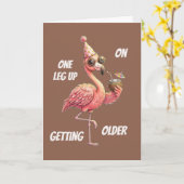 Ein Bein voraus beim Älterwerden Flamingo Karte (Gelbe Blume)